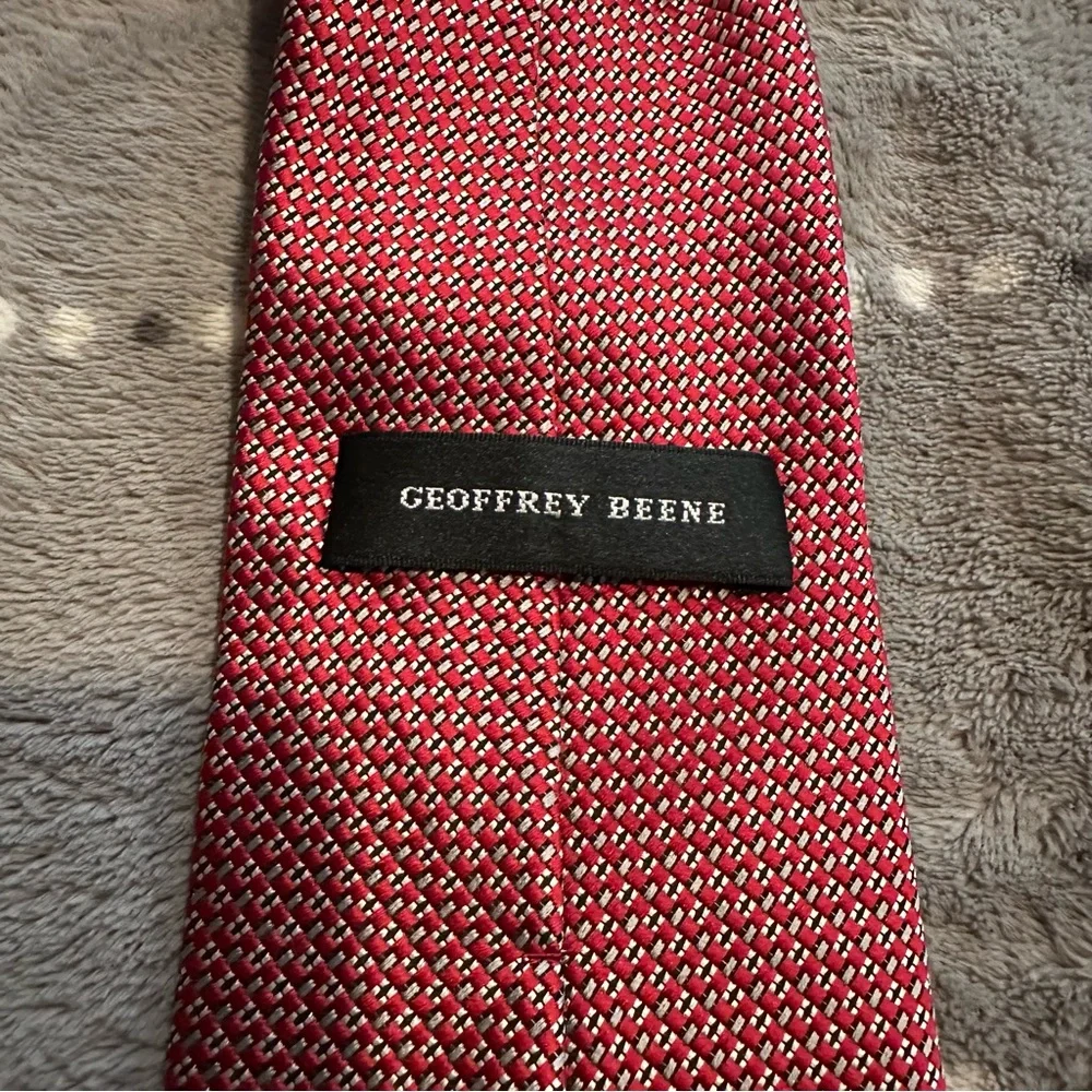 Geoffrey Beene 100% Silk Printed Tie